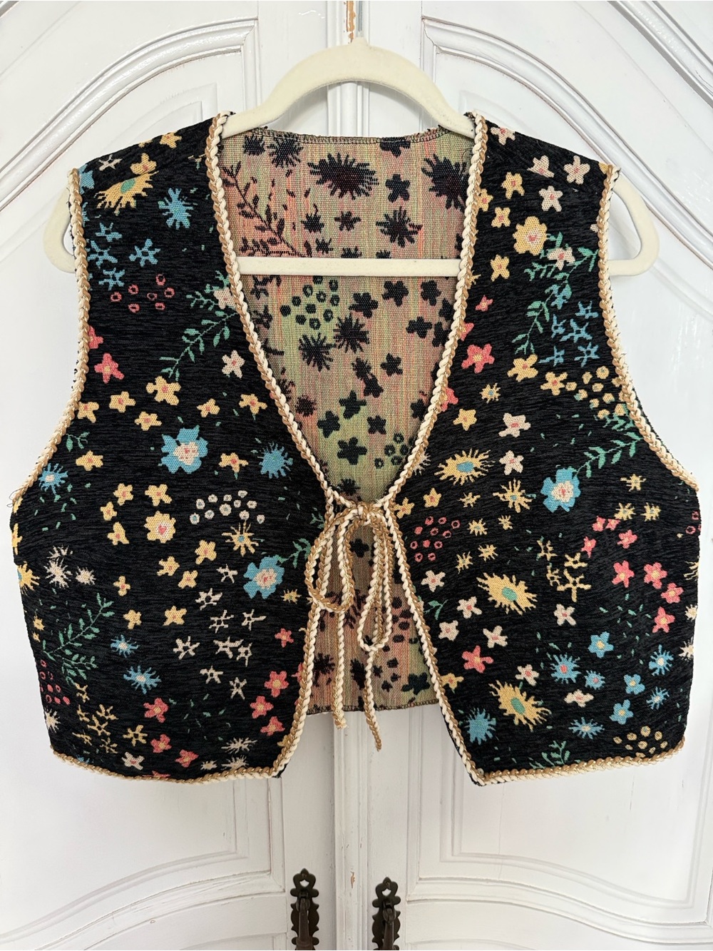 Black Floral Tapestry Tie-Front Festival Vest Country Western Bohochic Size L - Picture 1 of 9